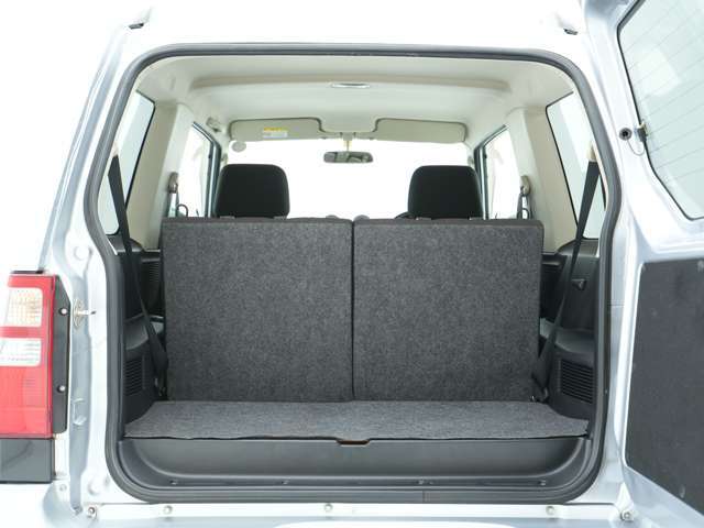 4名乗車時にもゆとりある積み込みが可能な荷室が広がっております！日常のお買い物くらいであれば後席を折り畳まずとも積み込みが可能です！