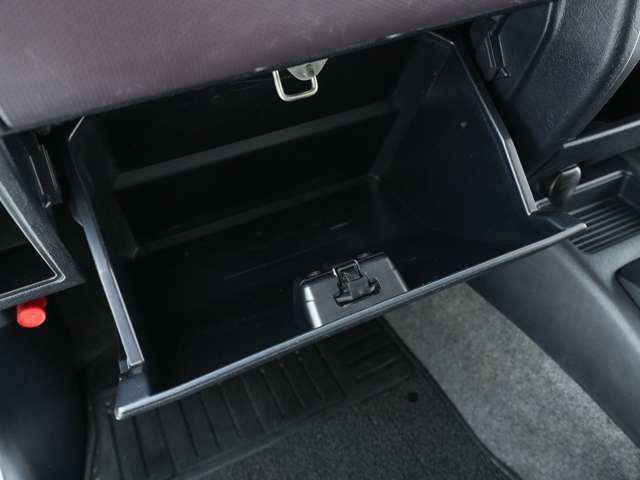 助手席手前の大容量のグローブボックスです！車検証やお車関連の書類の保管場所にピッタリです！
