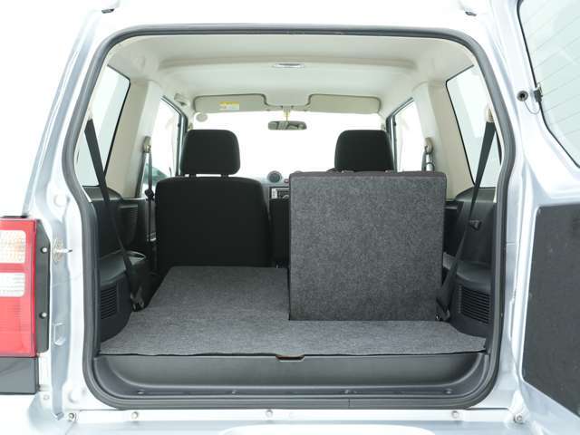 後席シートは個別に折り畳むことが出来ます♪お荷物に合わせて荷室を変化させることが出来ますので、無駄の無い積み込みが可能です♪
