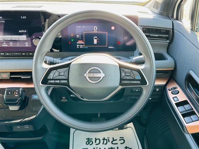 2本スポークの抗菌ステアリングにはリモコンスイッチを装備。左側のスイッチはナビやオーディオ用、右側のスイッチははプロパイロットの操作用となっております。