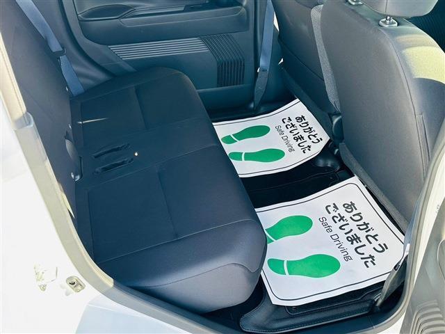 5:5分割や一体スライドが可能な可倒式シートを採用した後部座席ではEVならではのフラットなフロアにより軽自動車とは思えないほどゆったりとしたスペースでお乗り頂けます。