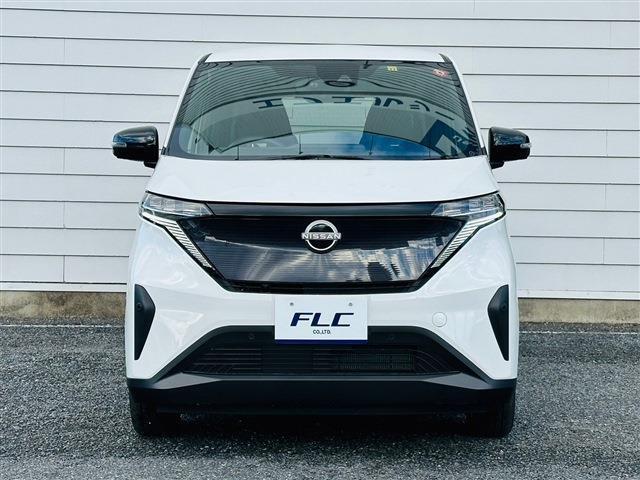 ☆アダプティブLEDヘッドライトシステム☆.先行車や対向車に照射しないよう、自動的にハイビーム（上向き）の照射範囲を切り替えてくれます。走行を開始すると周囲の明るさに応じて、ランプが自動点灯・消灯します。