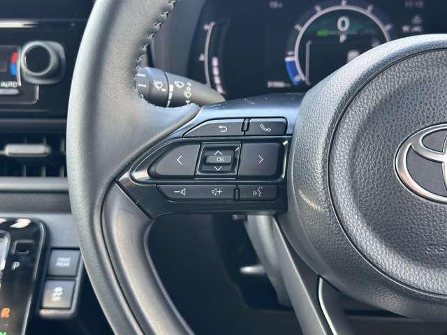 ステアリングから手を放さずオーディオやメーター・車両設定の操作ができるステアリングスイッチも付いています♪