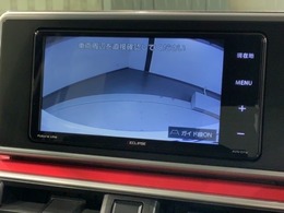 リバースギアに入れるだけで後方の表示へ切り替わります。夜間や雨の日の駐車も楽になりますよ。