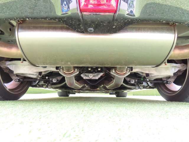 納車前にお車を持ち上げて入念に点検いたします。
