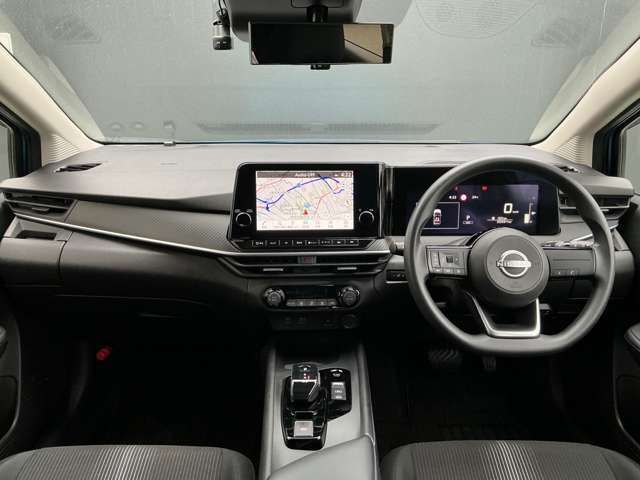 視界も広く運転席はシートリフター付きで運転もしやすいお車です。