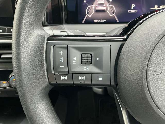 ナビの音量など車両情報を手元で操作できるハンドルスイッチ付き。