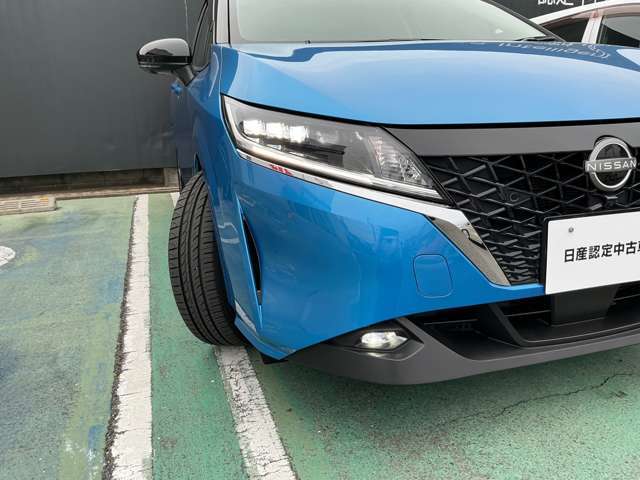 明るいLEDヘッドライトは対向車など検知して部分的にロービームになるアダプティブヘッドライトです。オートライト付きで消し忘れも安心です。