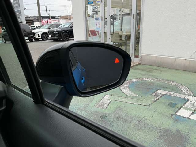 ミラーについたランプで車線変更や前向き駐車の出庫時にサポートしてくれます。