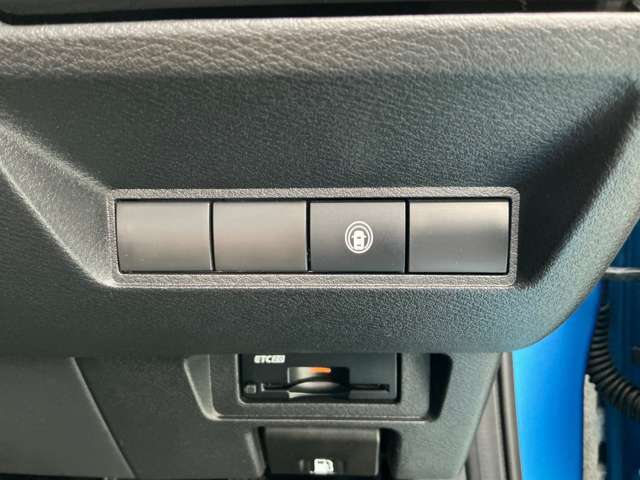 車線逸脱防止装置をONにするセーフティーシールドボタン。