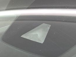 【レクサスセーフティシステムプラス】走行中に前方の車両等を認識し、衝突しそうな時は警報とブレーキで衝突回避と被害軽減をアシスト。より安全にドライブをお楽しみいただけます。