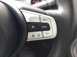 【アダプティブ・クルーズ・コントロール】予め設定した車速内でクルマが自動的に加減速。 前走車との適切な車間距離を維持しながら追従走行し、高速道路でのドライバーの疲労を軽減してくれる嬉しい機能付♪
