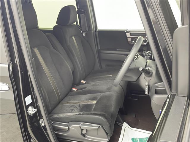 【運転席】座り心地が良いシートなので長時間の運転でも快適にお過ごしいただけます。新品のフロアマットのご注文も可能です。掲載箇所以外にご希望の写真がございましたらお気軽にお問い合わせ下さい。