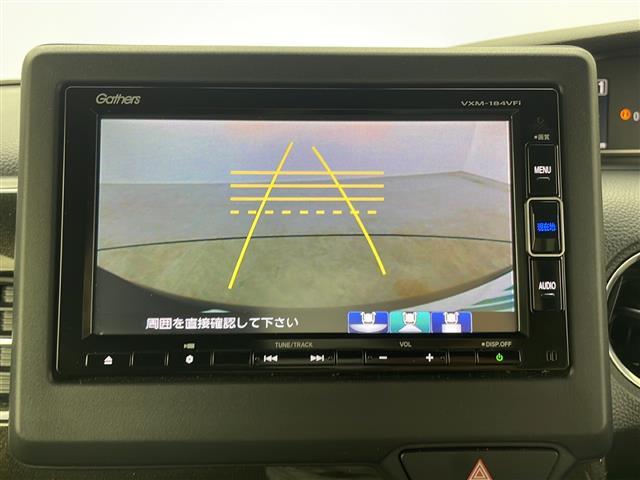 【バックモニター】後ろのカメラの映像をモニターに映し出すことができます！後方の見えない死角や、障害物との距離感をしっかり確認することができます！駐車が苦手な方におすすめです。