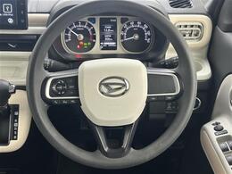 【ステアリング】軽い力で扱いやすいハンドルです。目立つ傷やスレなどなく綺麗な状態です！除菌プランいれていただくとさらに快適に！清潔なお車はお子様にも安心ですね！