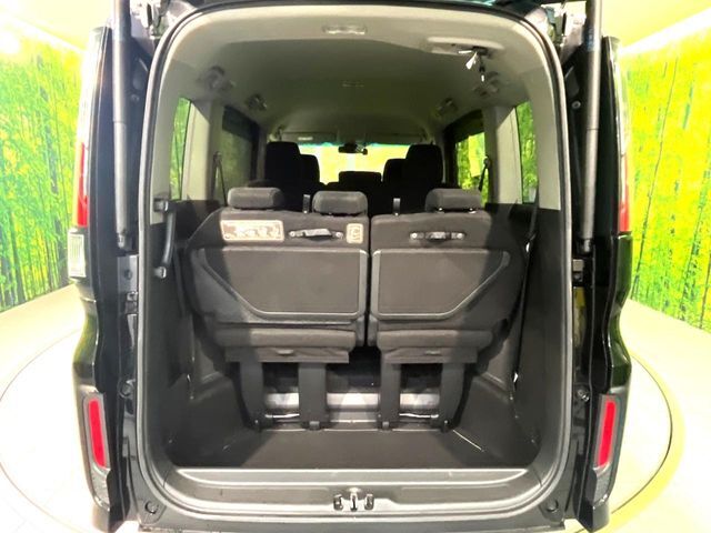 積み下ろしのしやすいデッキにはたっぷりと荷物を積み込んでいただけます。遊びから仕事まで、様々なシーンで頼れます♪