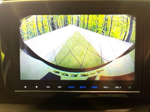 【バックカメラ】駐車時に後方がリアルタイム映像で確認できます。大型商業施設や立体駐車場での駐車時や、夜間のバック時に大活躍！運転スキルに関わらず、今や必須となった装備のひとつです！