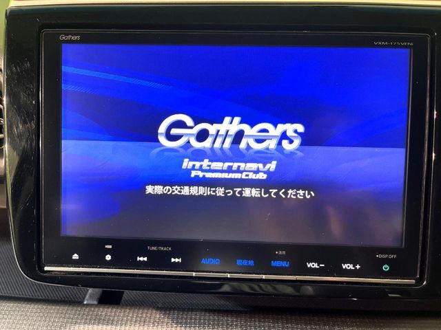 【純正ナビ】人気の純正ナビを装備しております。ナビの使いやすさはもちろん、オーディオ機能も充実！キャンプや旅行はもちろん、通勤や買い物など普段のドライブも楽しくなるはず♪