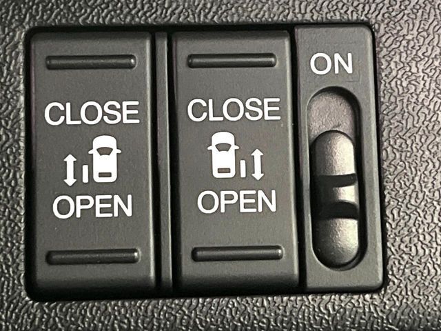 【両側パワースライドドア】スマートキーや運転席のスイッチで後席両側スライドドアの開閉が可能♪電動だから力を入れてドアを開ける必要が無く、小さなお子様でも簡単に開け閉めでき快適です♪