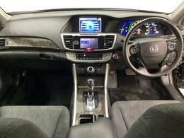 車内は光触媒抗菌消臭施工済です。スタイリッシュなデザインでスポーティなインパネ周りを演出します。グローブボックスやカップホルダーのほかにトレーなどたくさんの収納スペースが付いています。