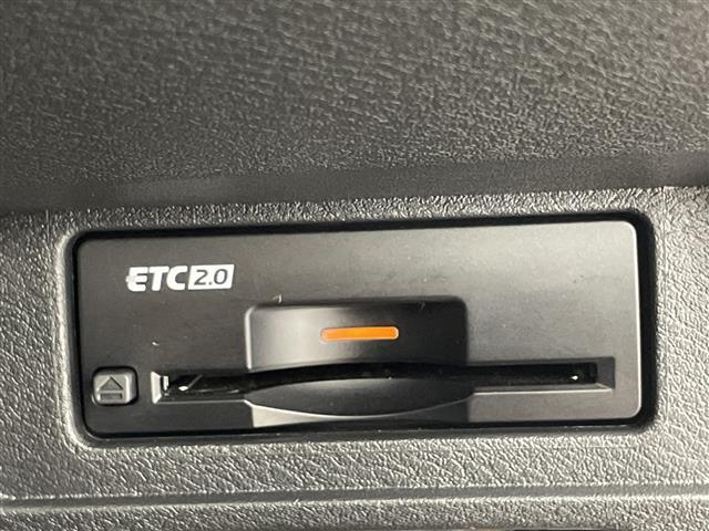 【ETC】有料道路を利用する際に料金所で停止することなく通過できる、ETC車載器（ノンストップ自動料金収受システム機器）が装備されています。セットアップを行うことで利用可能になります。