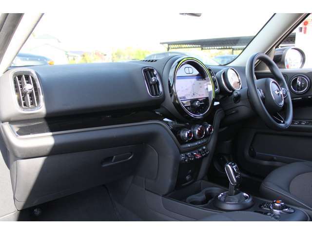 ◆内装に一体型の純正ナビも装備されています。バックカメラとクリアランスソナーも付いていますよ！