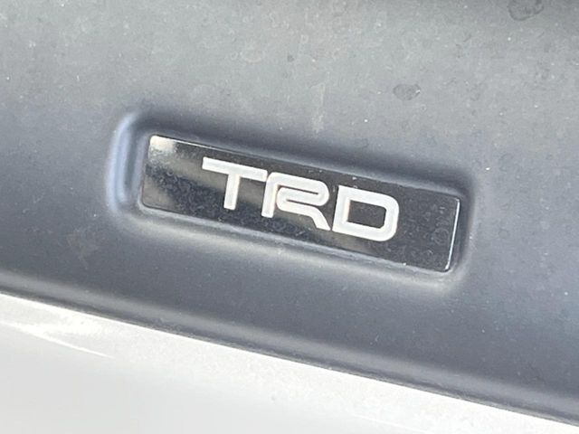 【TRDエアロ】人気のTRDエアロを装備！クルマの外観がよりスタイリッシュになり、街中で存在感あふれる1台に♪将来買い替える時にもリセールに影響しやすく、価値ある人気の装備です！