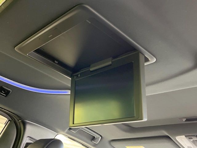 【フリップダウンモニター】大画面モニターで後席でもエンタメをお楽しみいただけます。小さなお子様にも大人気の装備です♪