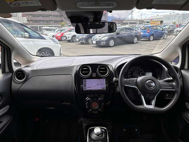 左右に視界が広く、隅々まで見渡すことができるので、とても運転がしやすいです！
