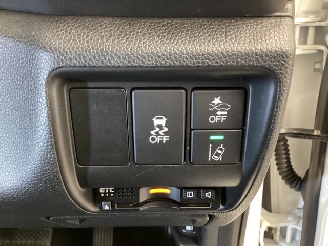 Hondaセンシング用の、VSA（ABS＋TCS＋横滑り抑制）解除とレーンキープアシストシステムのメインスイッチなどはハンドルの右側に装備しています。
