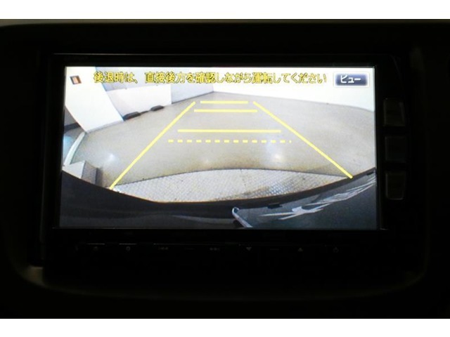 バックカメラが付いているので後方確認が非常にしやすいです。今や運転初心者も熟練者も必須装備！ついていて損はないですね♪