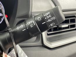 【オートライト（AUTO）】外の明るさをシステムが感知して、自動でヘッドライトが点灯します！ヘッドライトをつけ忘れを防ぐ便利機能です。