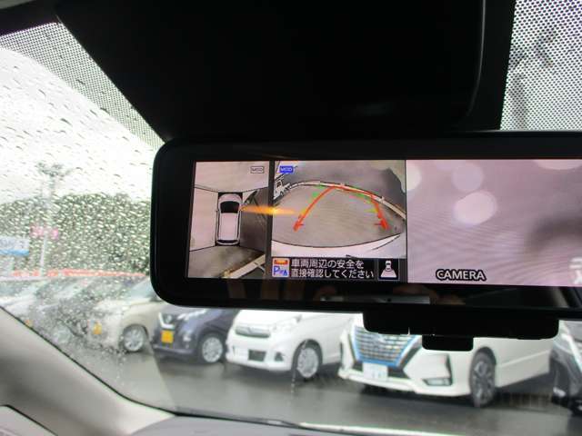 スマート・ルームミラー。ルームミラーに、リヤカメラの車両後方映像を表示。世界初の新技術で、荷物や人で見えづらかった後方視界がクリアに！