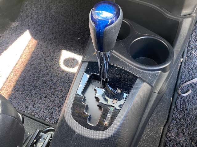 当店の全ての車は3ヶ月3000キロ保証。1.6ヶ月無料点検・洗車いつでも無料・ボディー磨き施工済・室内クリーニング・抗菌除菌作業・代車無料・納車手続き費用・納車前整備などが全て諸経費に含まれています。