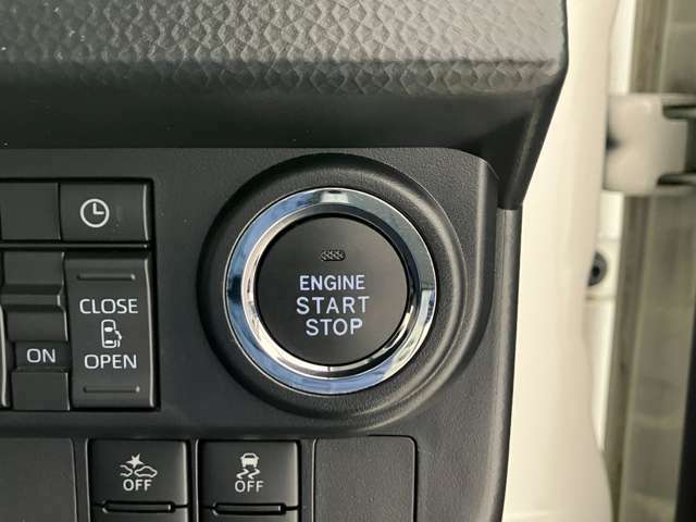 ブレーキを踏んだ状態でボタンを押すだけで、カバンやポケットに入れていてもエンジンスタート！便利な機能です。
