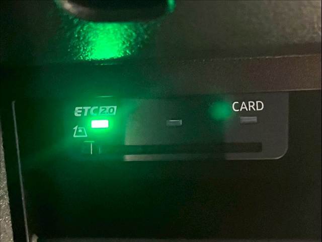【ETC車載器】を装備しておりますので、ご納車直後からの遠距離ドライブも可能です。土日の利用料金の割引や、朝夕の通行料金を割引料金で高速道路をお楽しみいただけます。