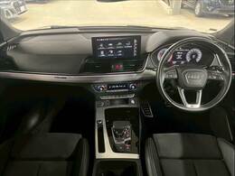 【純正メモリナビ】アップルカープレイやブルートゥース接続など多彩な機能を併せ持っており、インパネ周りがすっきりしてますね！