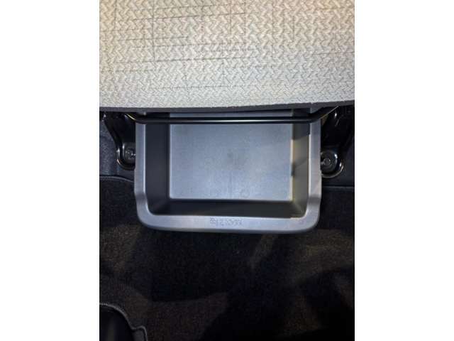 助手席シートの下には収納もあります☆