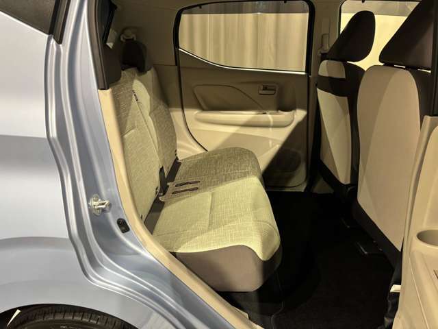 【リアシート】足元ゆったり快適です♪