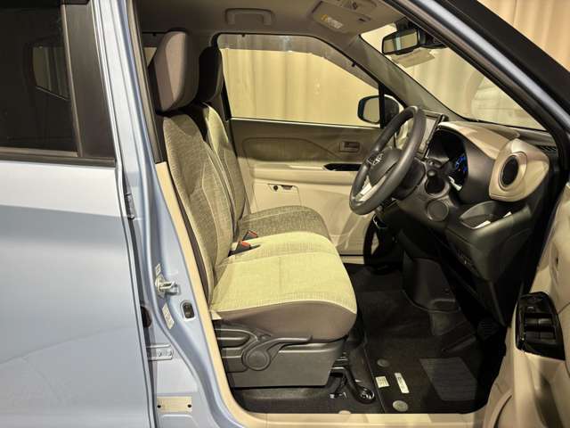 【フロントシート】足元ゆったり快適です♪