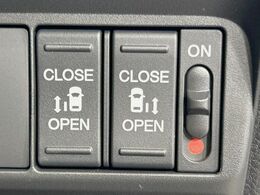 【両側パワースライドドア】スマートキーや運転席のスイッチで後席両側スライドドアの開閉が可能♪電動だから力を入れてドアを開ける必要が無く、小さなお子様でも簡単に開け閉めでき快適です♪