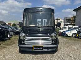 走行距離不明車です。フロント周りはMINIの顔面が移植されています。