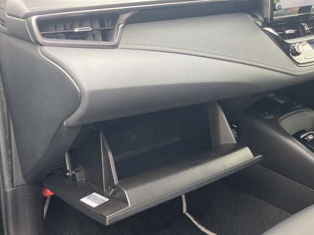 【グローブボックス】車検証ケースや、日頃使う小物類の収納に便利ですね！