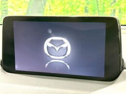 【8.8インチマツダコネクト】車内の雰囲気にマッチした大型のディスプレイ。スマホ接続でのナビ使用やBluetooth再生等、様々な機能が楽しめます。直感的なダイヤル操作が可能で、使い勝手も良好です。