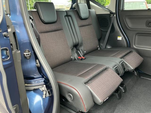 【リヤシート】広い後席は「マルチユースフラップ」付き♪フラップの位置や角度を調整することで、オットマンや脚のサポート、荷物の落下防止になったりと快適◎便利◎後席センターアームレストも装備◎