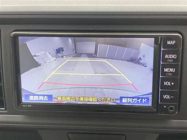 こちらのバックカメラは画面にラインが表示されておりますので、バック時のクルマの進行方向の目安になります。より高いレベルで車庫入れをサポートする、便利な機能ですね。