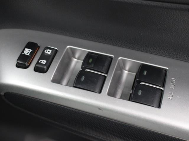 運転席からも操作可能な全席パワーウィンドウが装備されています。