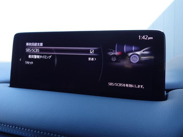 こちらのお車には先進安全装備が多数搭載されています。衝突被害を回避あるいは軽減するためのブレーキや、後方死角からの接近警報、車線逸脱を防止する警報装置など、詳しくはスタッフまでお尋ねください。