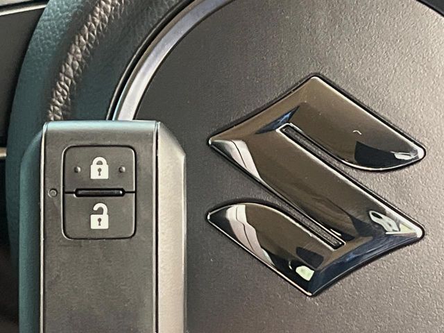 【キーレススタートシステム】カバンやポケットに入れたままでもドアの施錠・解錠が可能なスマートキーを装備。エンジンのオン・オフ時もカギを取り出す必要が無いからとっても便利です♪