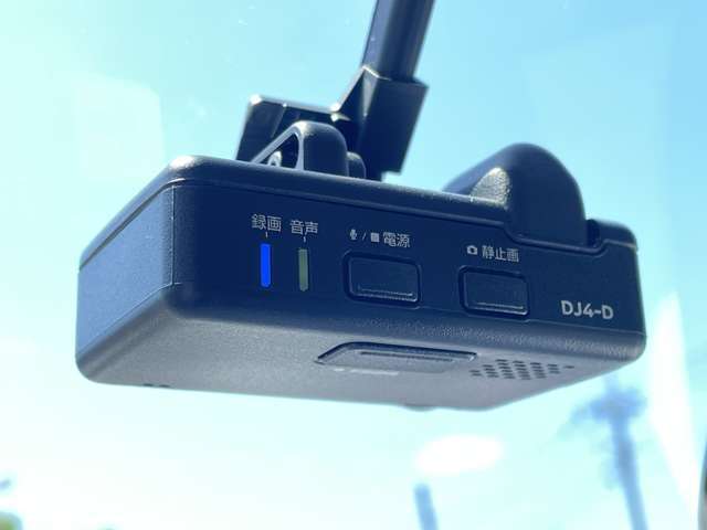 前後にドライブレコーダー装備です！もしもの時やあおり運転など、映像記録は証拠になるのであると安心ですね！